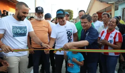 El Alcalde Alejandro Char entregado las vías. 