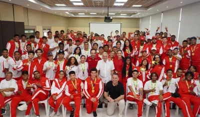 Deportistas del Atlántico con el gobernador Eduaro Verano De la Rosa.