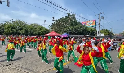 Las Marimondas de Asovendedores participaron el sábado en la Batalla de Flores de la 44.