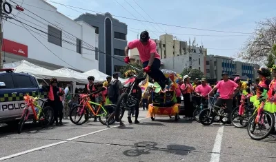 La Cambambabike dio apertura a la Batalla de Flores del Carnaval de la 44.