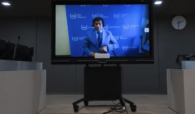 Rodrigo Duterte en la pantalla de una sala de audiencias de la Corte Penal Internacional (CPI).