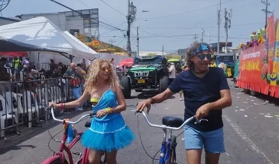 Los esposos Olga Vizcaíno y David Lara personificando a Shakira y a Carlos Vives. 