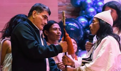 El Procurador Gregorio Eljach recibiendo el bastón de mando de un mamo kogui.
