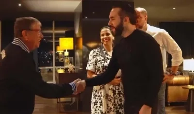 El saludo de Hernán Darío Gómez y Nayib Bukele en el palacio presidencial. 