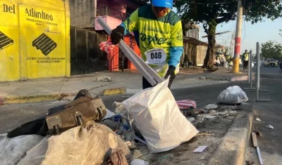 Corredores de la jornada mientras hacen recolección de residuos. 