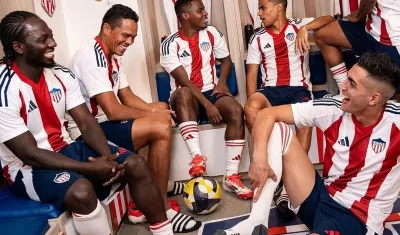 Jugadores del Junior luciendo la nueva camiseta del equipo rojiblanco.