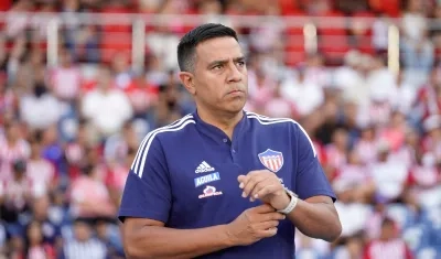 César Farías, técnico del Junior, durante el partido contra Millonarios. 