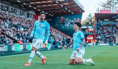 Omar Marmoush celebra el segundo gol del Manchester City seguido por Nico O'Reilly.
