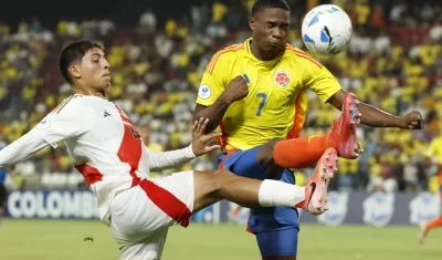 Feder Rivas, de Colombia, disputa el balón con el peruano Sebastián Ortega. 