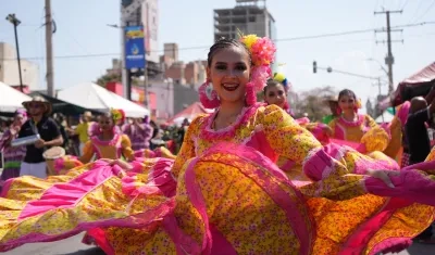 Más de 90 grupos folclóricos participan en el desfile. 