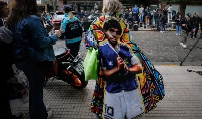 Imagen de Diego Maradona en las afueras del tribunal donde se adelanta el juicio por su muerte.