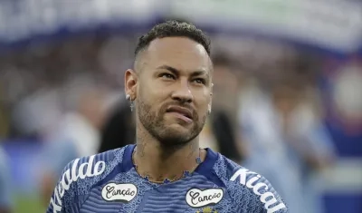 Neymar en calentamiento con Santos.