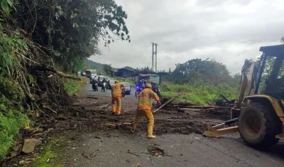 Personal del Invías atiende las emergencias en las carreteras a su cargo en el país. 