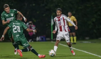 José Enamorado intenta avanzar ante la marca de Miguel Amaya. 