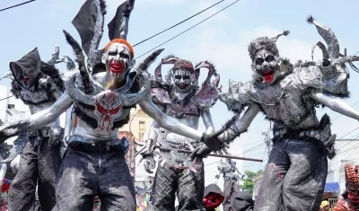 Dimensión Plateada abrió el desfile en la Gran Parada 'Carlos Franco'.