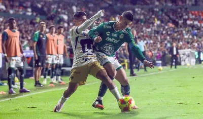James Rodríguez disputa el balón con Piero Quispe, de Pumas. 