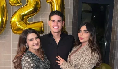 James Rodríguez y Juana Valentina con Pilar Rubio, madre de ambos. 
