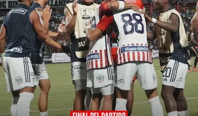 Jugadores del Junior festejando el gol de Bryan Castrillón 