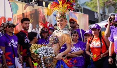 Alexsandra Estarita rindió homenaje a los vendedores de butifarras. 
