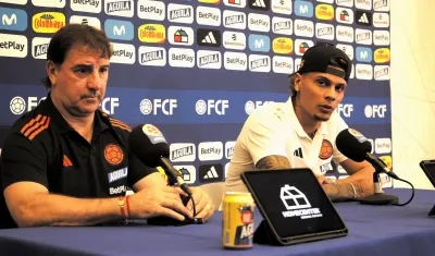 Néstor Lorenzo en rueda de prensa con el mediocampista Richard Ríos.