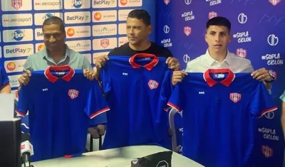 Alexis García con su asistente Gerardo Bedoya y su preparador físico José Casas.