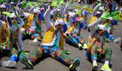 Juan José Jaramillo, gerente de Carnaval S.A.S., gozando con las Marimondas del Barrio Abajo.