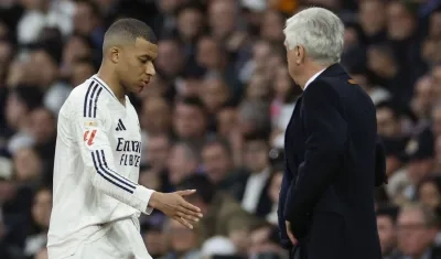 Kylian Mbappé se acerca a su entrenador Carlo Ancelotti en el partido contra el Rayo Vallecano.