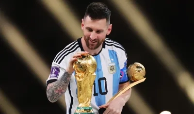 Lionel Messi con la Copa del Mundo que ganó con Argentina en Catar 2022.