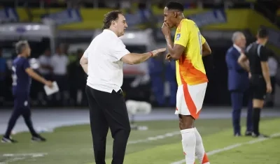 Néstor Lorenzo dialoga con Yerry Mina, a quien ingresó en el segundo tiempo.