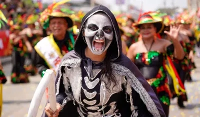Garabato del Colegio Marco Fidel Suárez durante la Batalla de Flores 2025.