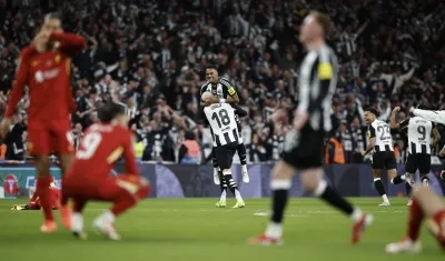 Los jugadores del Newcastle celebran tras derrotar al Liverpool.