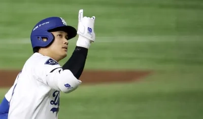 Shohei Ohtani recorre las bases tras batear jonrón en el quinto inning.