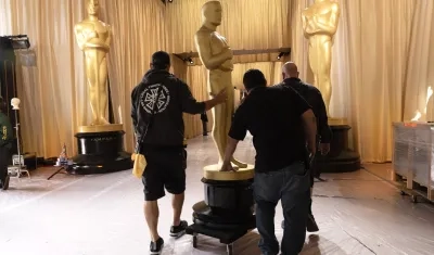 Una estatua del Óscar es transportada durante los preparativos para la ceremonia de este domingo.
