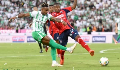 Fáber Gil, de Nacional, remata ante la marca de Francisco Chaverra. 