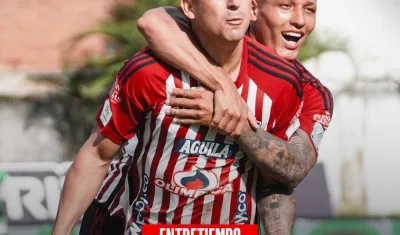 El paraguayo Guillermo Paiva y Carlos Cantillo celebran el gol del empate del Junior. 