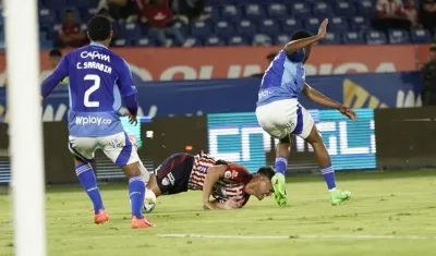 La falta de Félix Charrupí sobre Teófilo Gutiérrez que fue sancionada como pena máxima.  