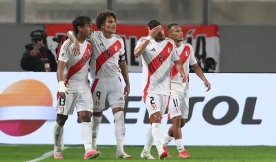 Jugadores peruanos celebran uno de los goles contra Bolivia, en la fecha anterior.