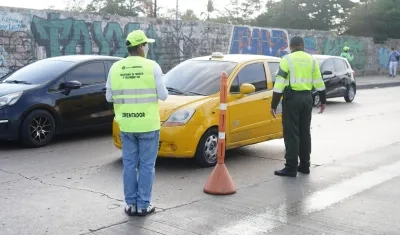 Policía de tránsito y orientadores de movilidad en controles en la Vía 40.