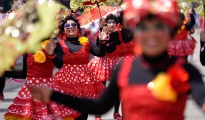 Las Negritas Puloy del barrio Montecristo desfilando en la Vía 40.