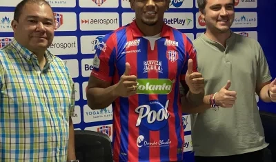 Rafael Pérez con el presidente del Unión, Alberto Mario Garzón, y el gerente, Orlando Zúñiga.