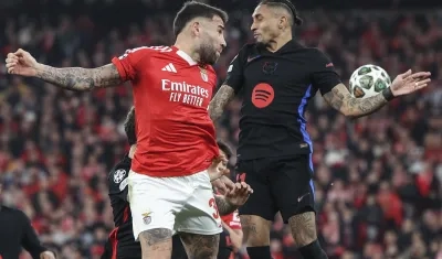 Raphinha, autor del gol del Barcelona, disputa la pelota con Nicolás Otamendi. 