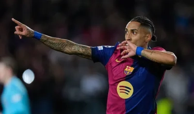 El brasileño Raphinha marcó un doblete contra el Benfica. 