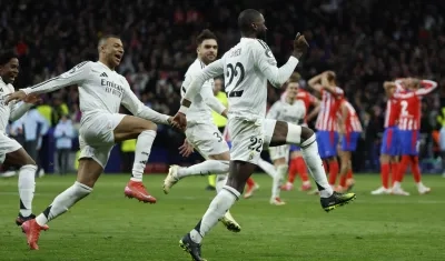 Antonio Rudiger celebra con sus compañeros tras marcar el penalti que le dio al Real Madrid el paso a cuartos de final.