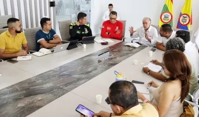 Aspecto de la reunión entre autoridades departamentales y de Policía con los maestros en Atlántico.