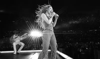 Shakira durante su concierto en estadio Akron. 