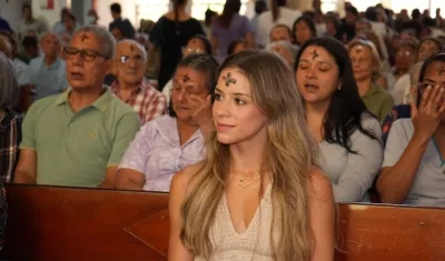 Reina Tatiana Angulo durante la imposición de la cruz de ceniza en la Torcoroma. 