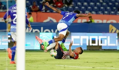 La falta de Félix Charrupí sobre Teófilo Gutiérrez, sancionada como pena máxima. 