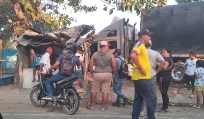 Tractomula chocó con una tienda en Malambo. 