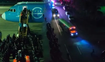 Momentos de la llegada de los deportados por EE.UU. a El Salvador. 