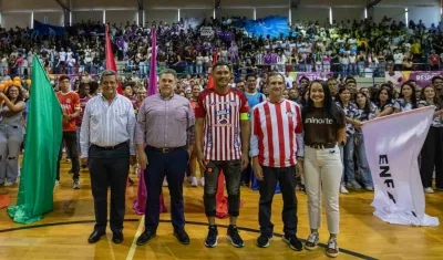 Teófilo Gutiérrez con el rector de la Uninorte, Adolfo Meisel Roca. 